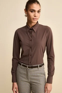 Camicia Regular Fit in Tessuto Tecnico - MARRONE