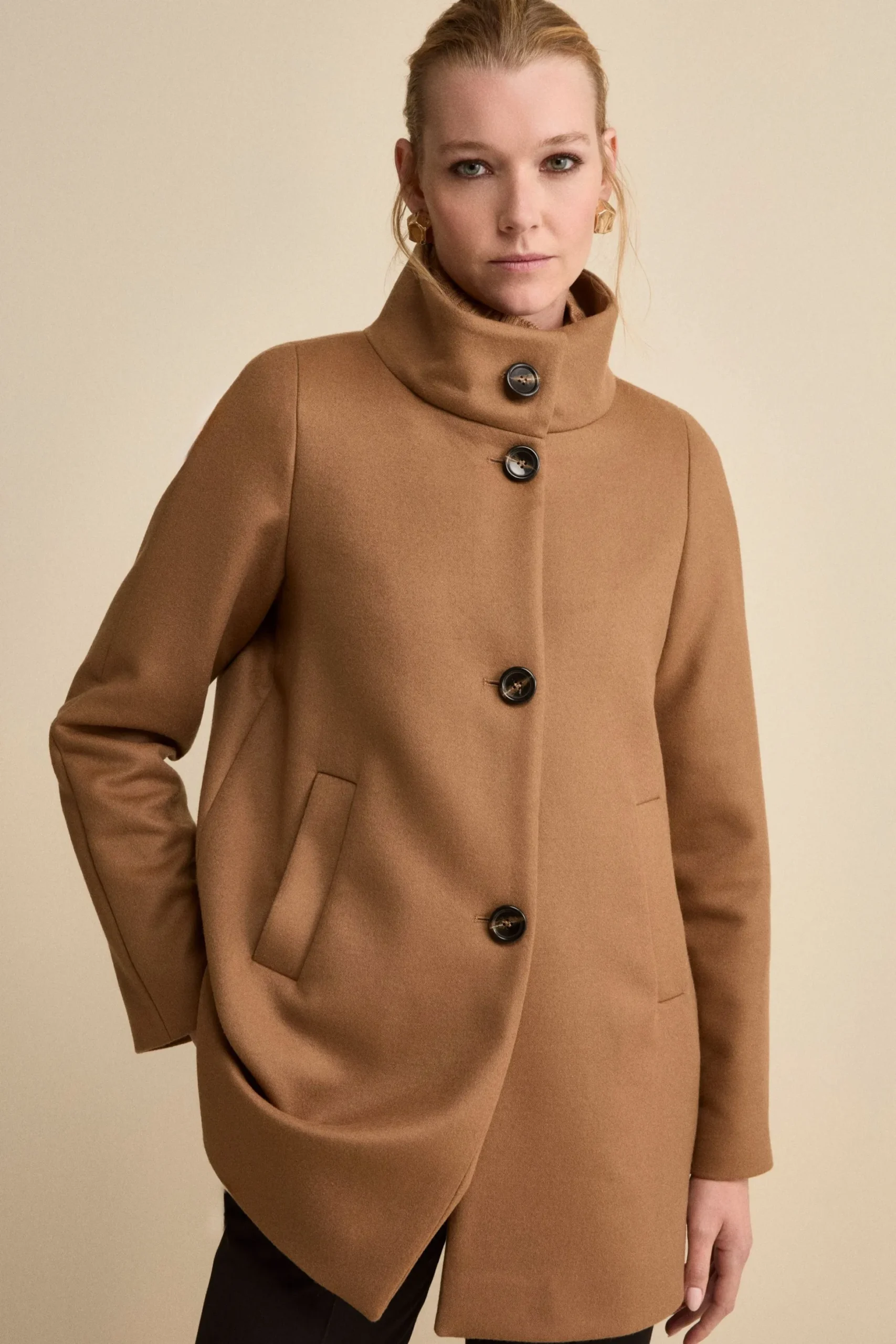 Cappotto Corto Foderato con Collo Alto - CUOIO