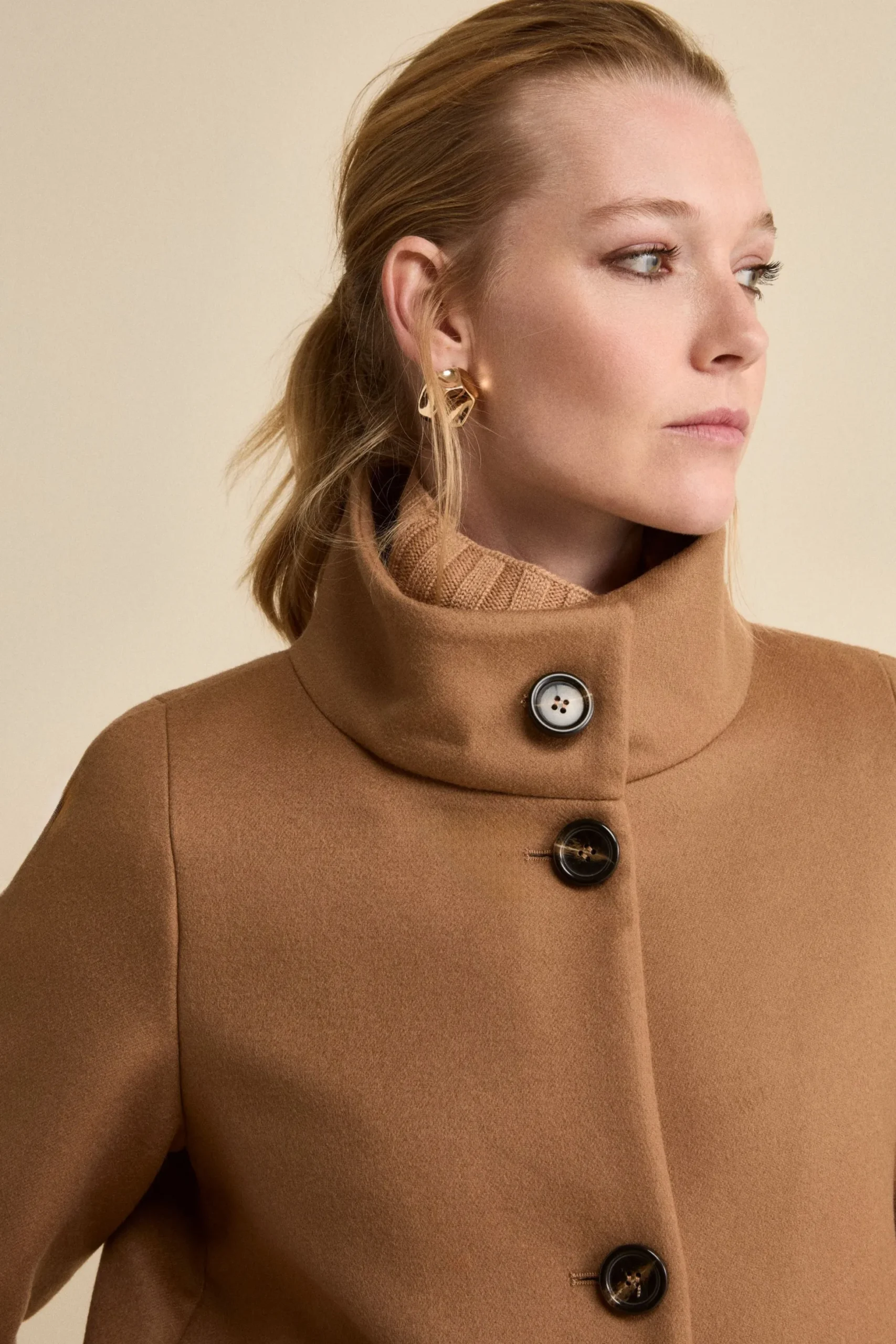 Cappotto Corto Foderato con Collo Alto - CUOIO