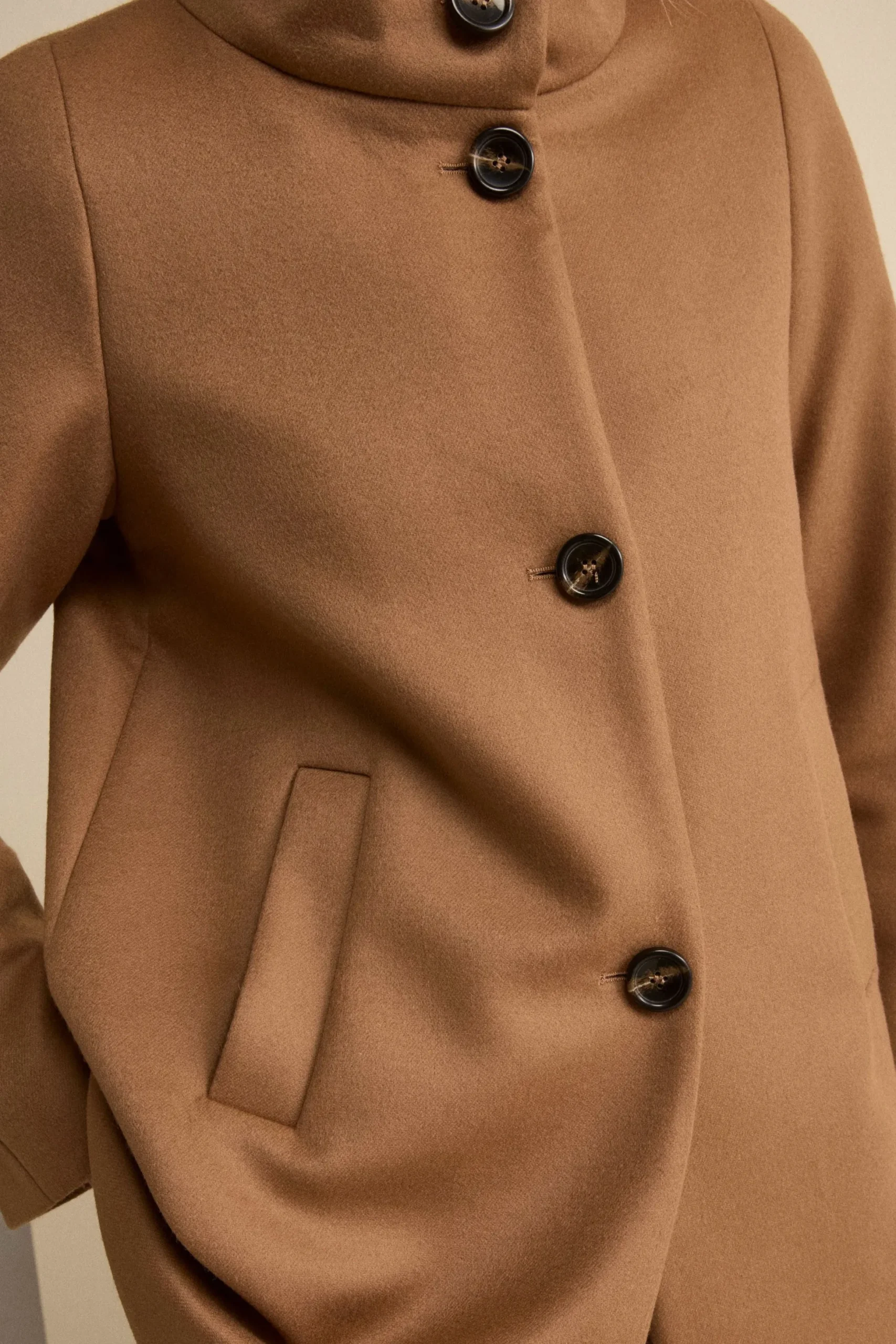 Cappotto Corto Foderato con Collo Alto - CUOIO