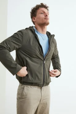 Giubbotto impermeabile con cappuccio - VERDE MILITARE