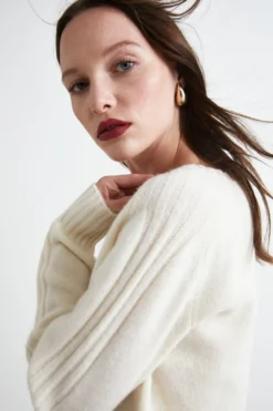 Maglia in lana e cashmere con scollo a barca - LATTE