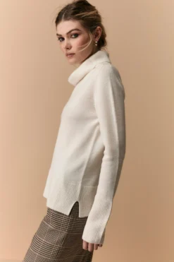 Maglia Lavorata Collo Morbido in Lana Merino - ECRU