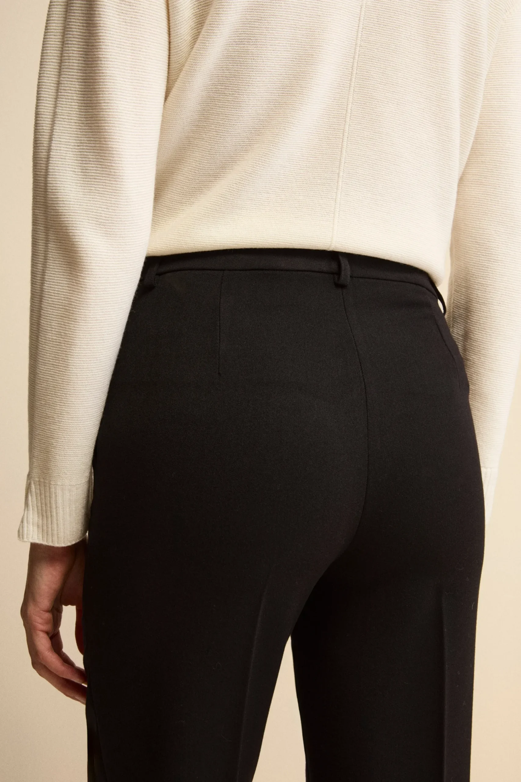 Pantalone a Sigaretta con Pieghe e Risvolto - NERO
