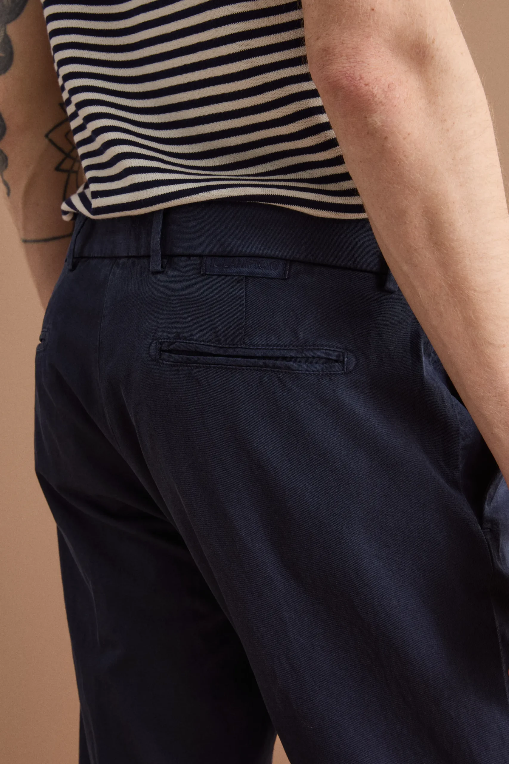 Pantalone Carrot in Misto Lino con Pinces e Risvolto - BLU