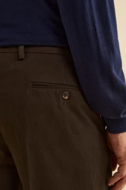 Pantalone Chino Regular Fit in Gabardina - MARRONE