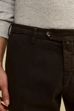 Pantalone Slim Fit in Gabardina Stretch - MARRONE
