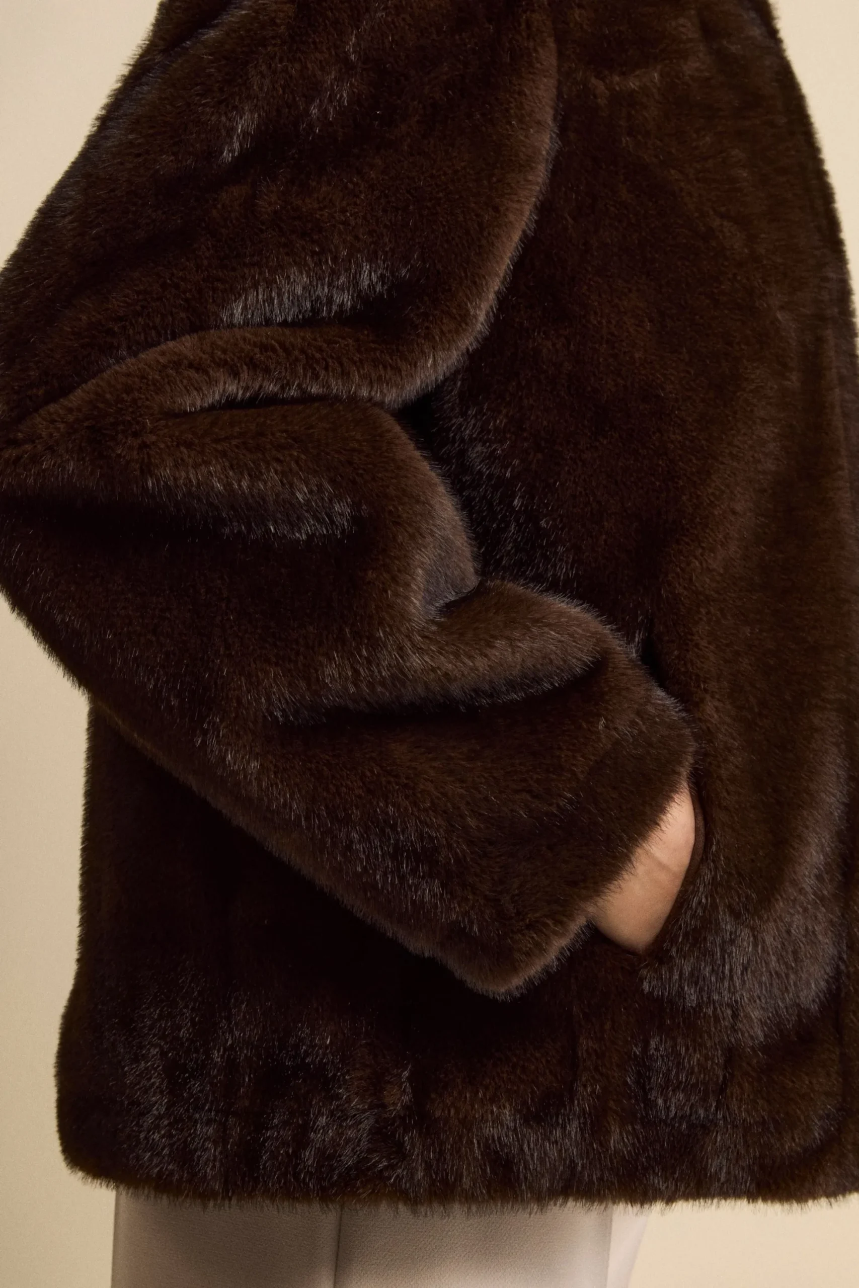 Pelliccia con Zip e Cappuccio - T.MORO