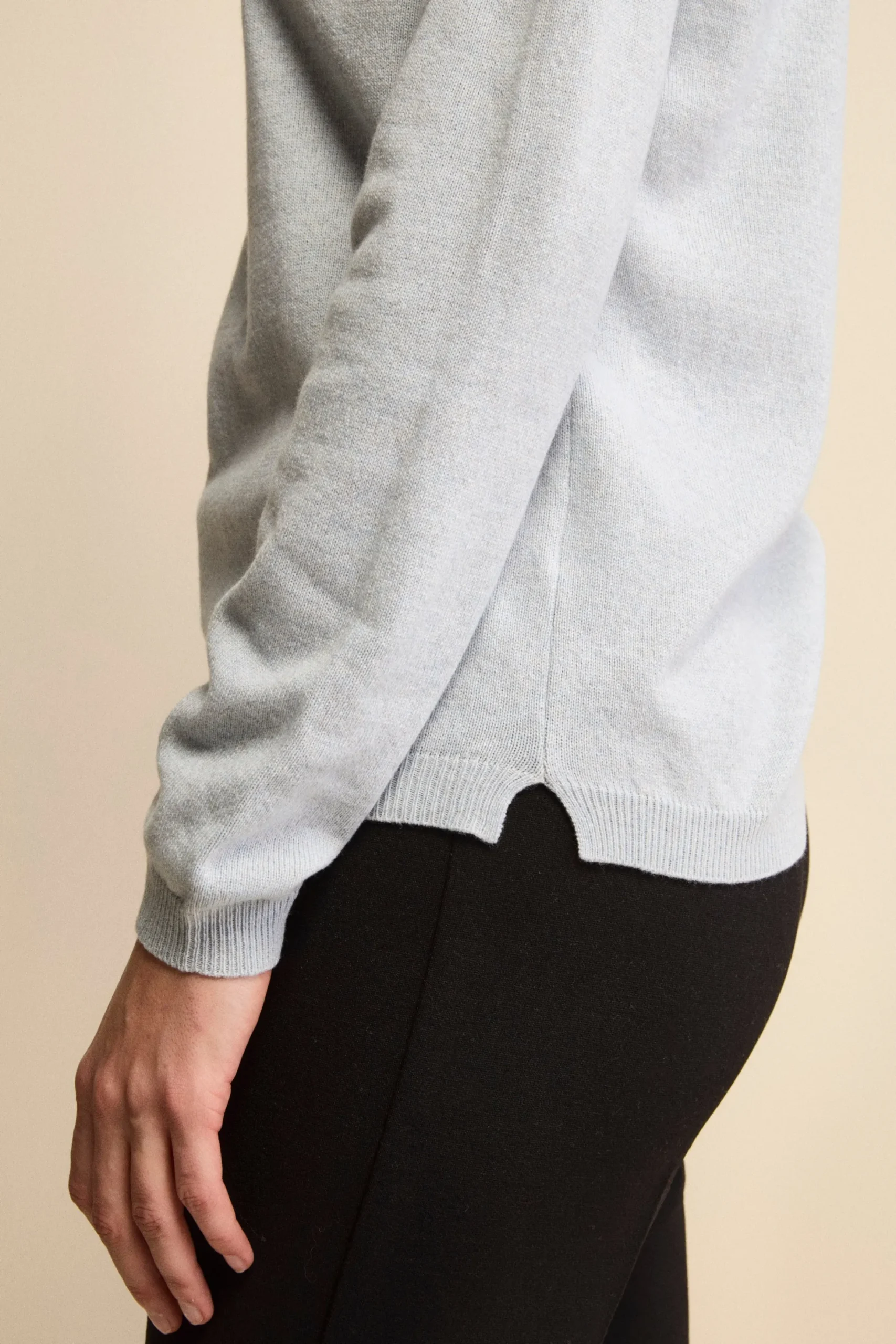 Pullover scollo a V in seta e cashmere - AZZURRO