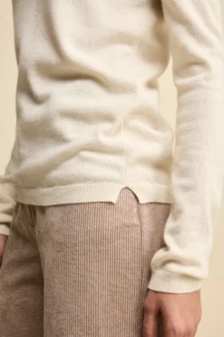 Pullover scollo a V in seta e cashmere - LATTE