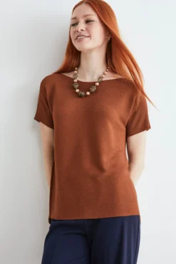 T-shirt con scollo a barchetta - TABACCO
